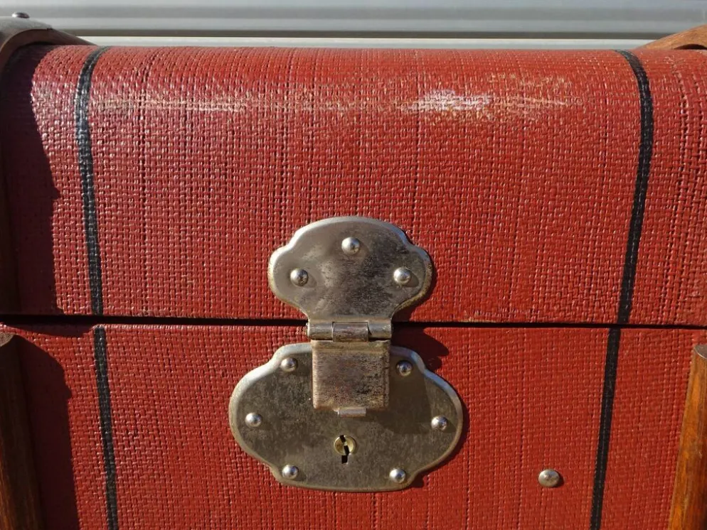 Ancienne malle de voyage cintrée