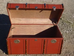 Ancienne malle de voyage cintrée