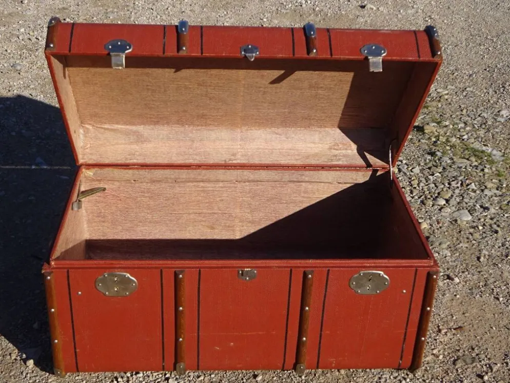 Ancienne malle de voyage cintrée