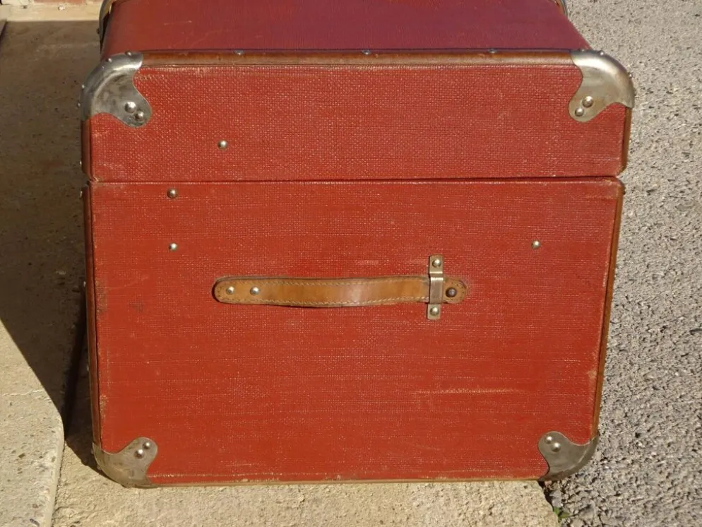 Ancienne malle de voyage cintrée