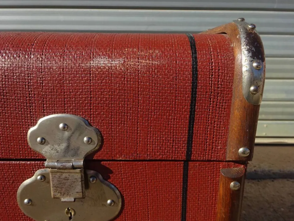 Ancienne malle de voyage cintrée