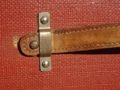 Ancienne malle de voyage cintrée