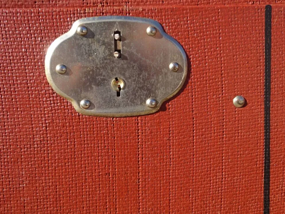 Ancienne malle de voyage cintrée