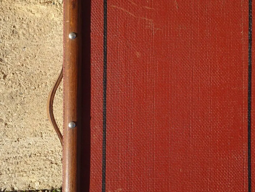 Ancienne malle de voyage cintrée