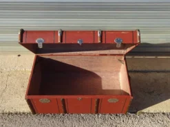 Ancienne malle de voyage cintrée