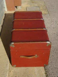 Ancienne malle de voyage cintrée