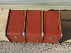 Ancienne malle de voyage cintrée