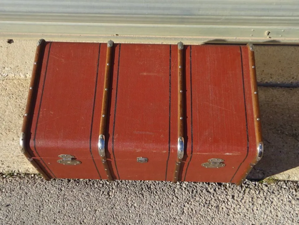 Ancienne malle de voyage cintrée