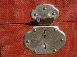 Ancienne malle de voyage cintrée