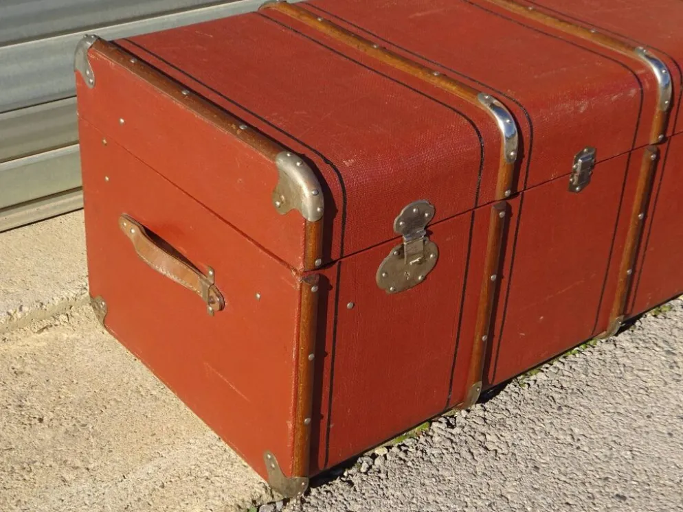 Ancienne malle de voyage cintrée