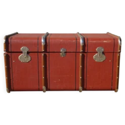 Ancienne malle de voyage cintrée