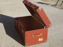 Ancienne malle de voyage cintrée