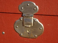 Ancienne malle de voyage cintrée