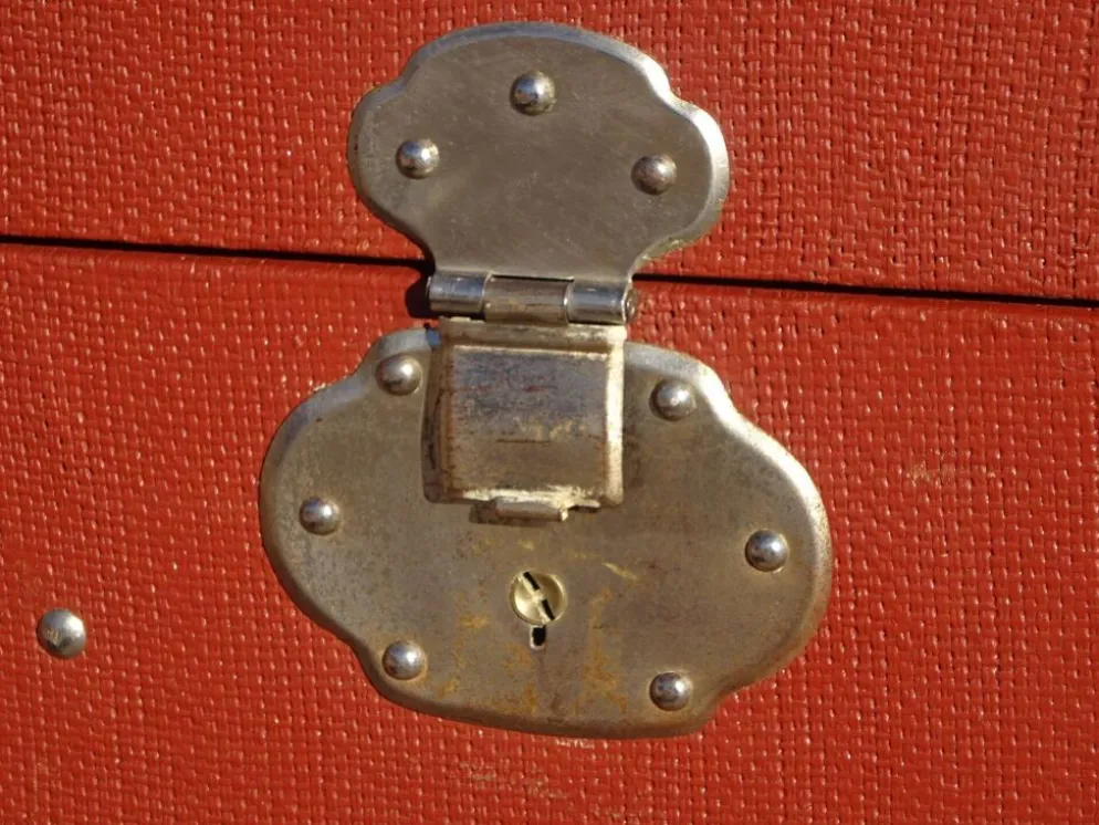 Ancienne malle de voyage cintrée