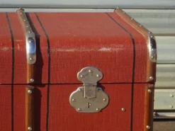 Ancienne malle de voyage cintrée