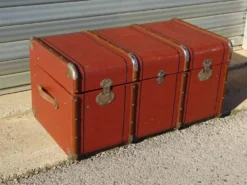Ancienne malle de voyage cintrée