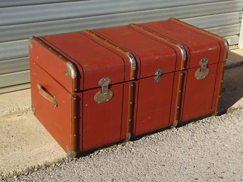 Ancienne malle de voyage cintrée