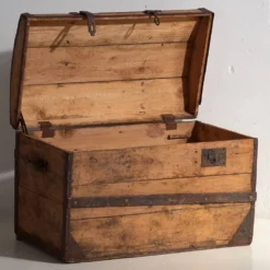 Ancienne malle en bois lavé (c.1900)