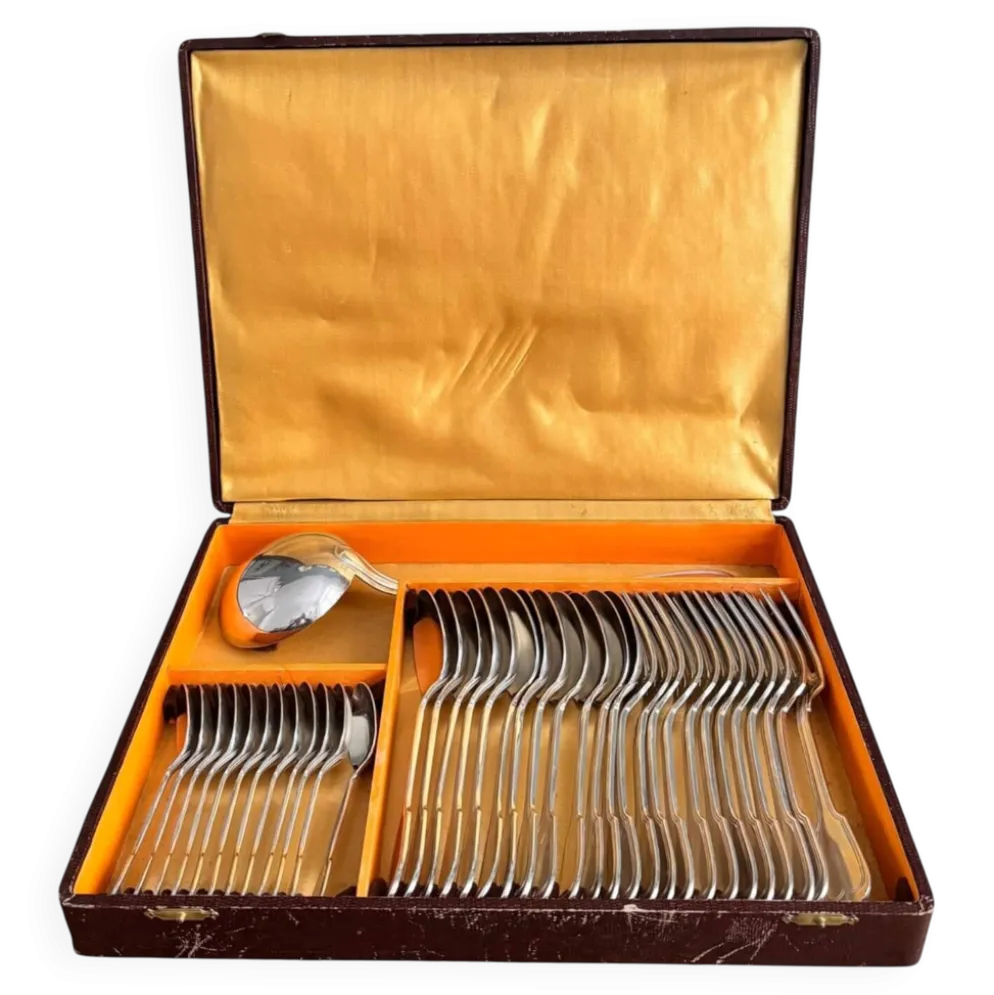 Ancienne ménagère Ercuis de 37 pièces, modèle Chinon