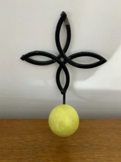 Ancienne Patère Mural Fer Forgé Noir + Boule Plastique Jaune 70’s Vintage