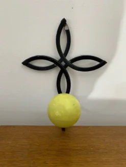 Ancienne Patère Mural Fer Forgé Noir + Boule Plastique Jaune 70’s Vintage