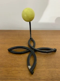 Ancienne Patère Mural Fer Forgé Noir + Boule Plastique Jaune 70’s Vintage