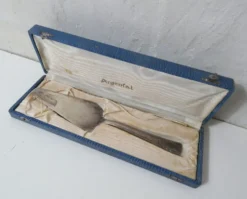Ancienne pelle à tarte gâteau en métal argenté dans son coffret