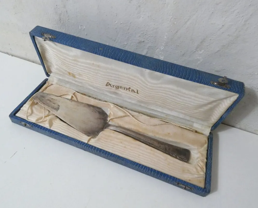 Ancienne pelle à tarte gâteau en métal argenté dans son coffret