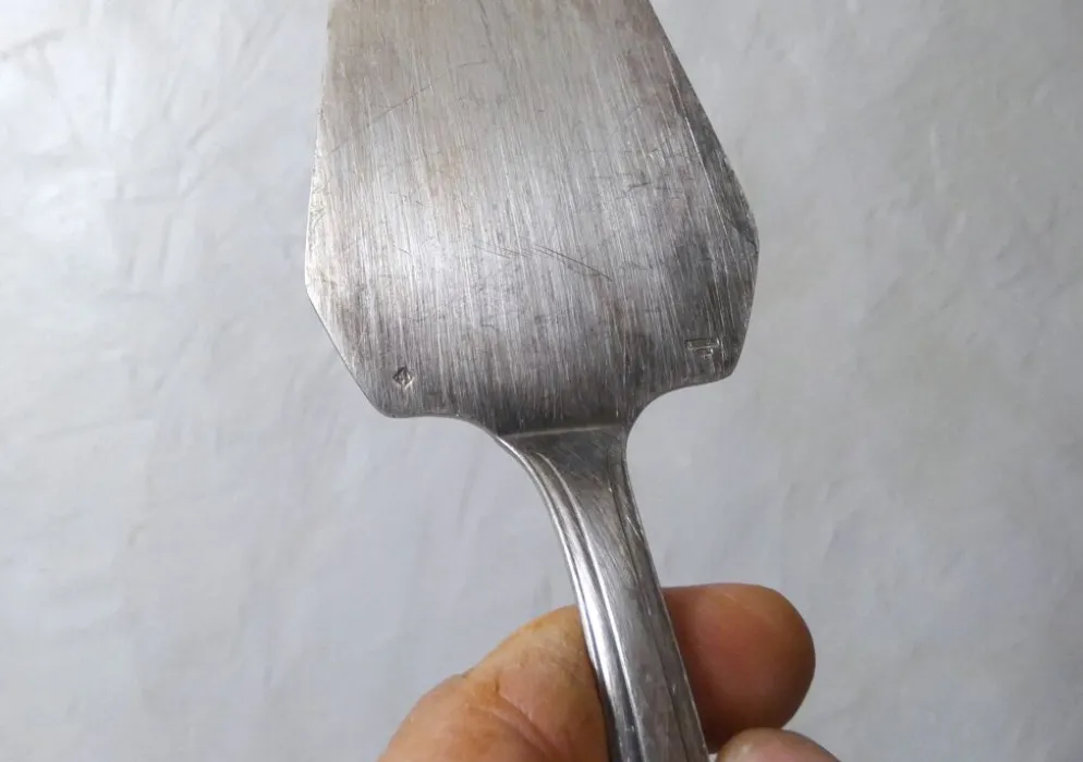 Ancienne pelle à tarte gâteau en métal argenté dans son coffret