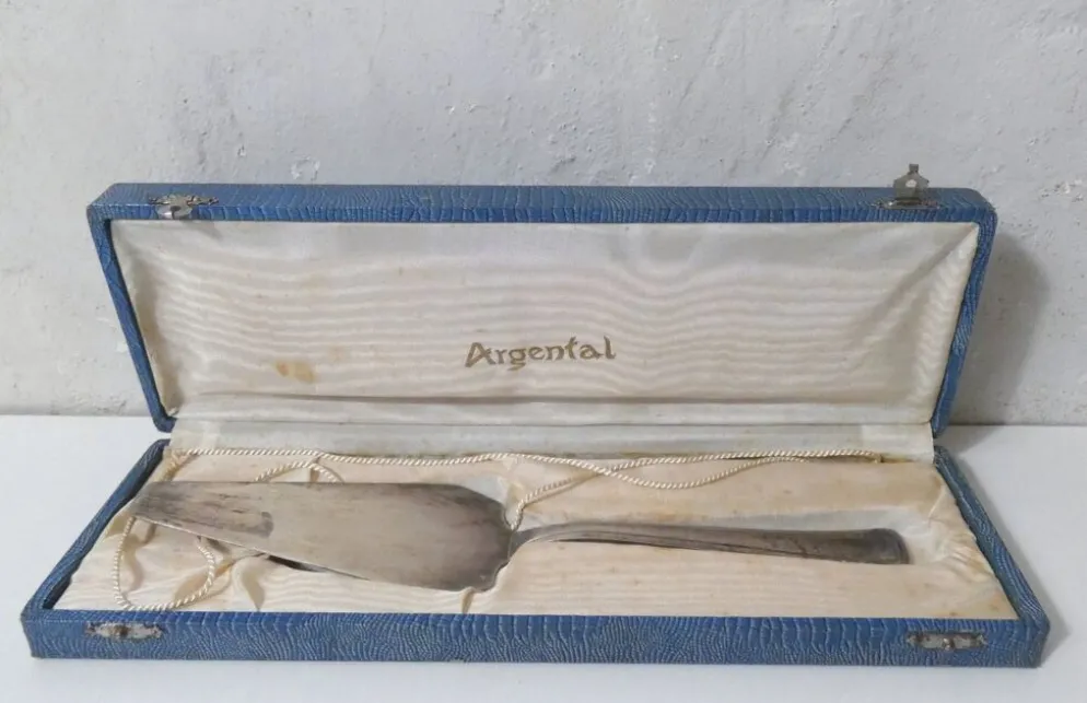 Ancienne pelle à tarte gâteau en métal argenté dans son coffret
