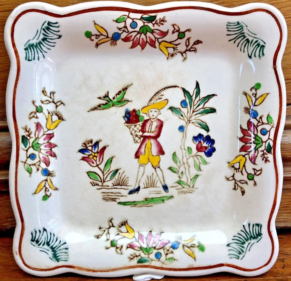 9 anciennes assiettes carrées à cake dessert apéritif Longwy Moustier