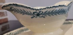 Ancienne saucière en faïence Choisy Le Roi décor Chinon
