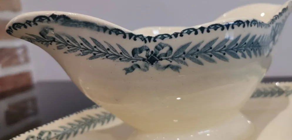 Ancienne saucière en faïence Choisy Le Roi décor Chinon