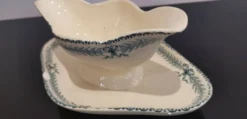 Ancienne saucière en faïence Choisy Le Roi décor Chinon