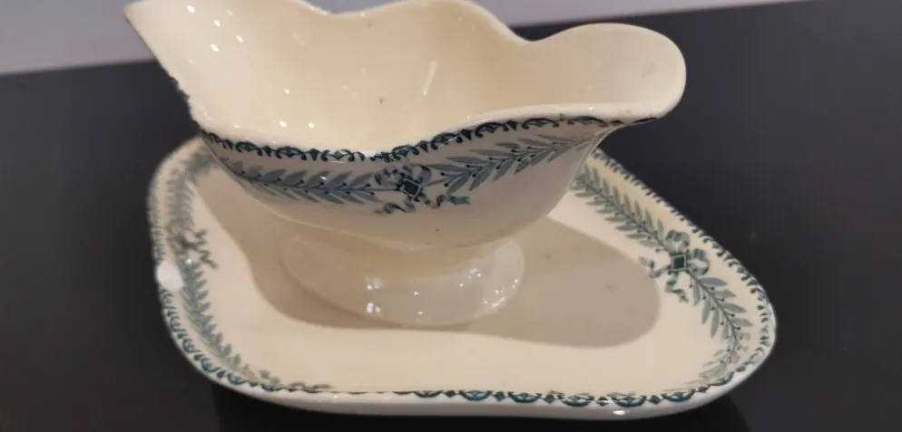 Ancienne saucière en faïence Choisy Le Roi décor Chinon
