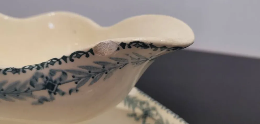 Ancienne saucière en faïence Choisy Le Roi décor Chinon