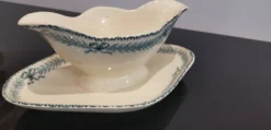 Ancienne saucière en faïence Choisy Le Roi décor Chinon