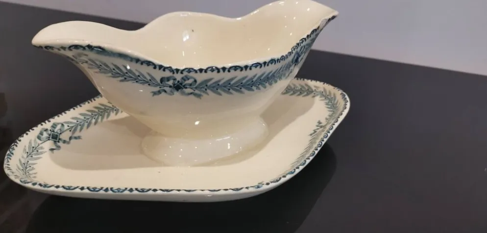 Ancienne saucière en faïence Choisy Le Roi décor Chinon