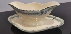 Ancienne saucière en faïence Choisy Le Roi décor Chinon
