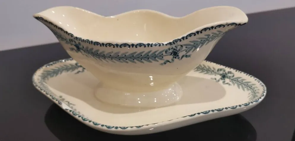 Ancienne saucière en faïence Choisy Le Roi décor Chinon