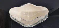 Ancienne saucière en faïence Choisy Le Roi décor Chinon