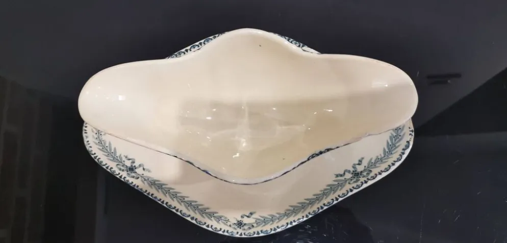 Ancienne saucière en faïence Choisy Le Roi décor Chinon
