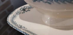 Ancienne saucière en faïence Choisy Le Roi décor Chinon