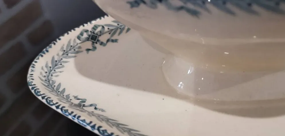 Ancienne saucière en faïence Choisy Le Roi décor Chinon
