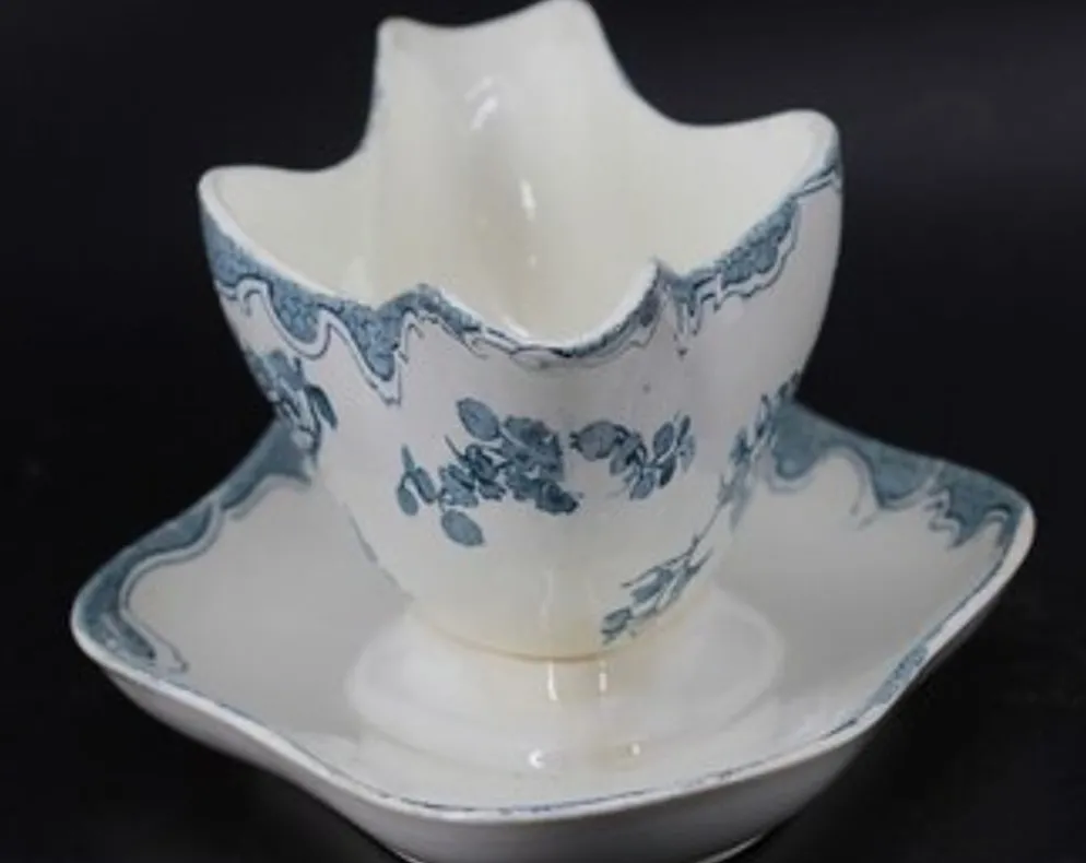 Ancienne saucière en faïence Longwy