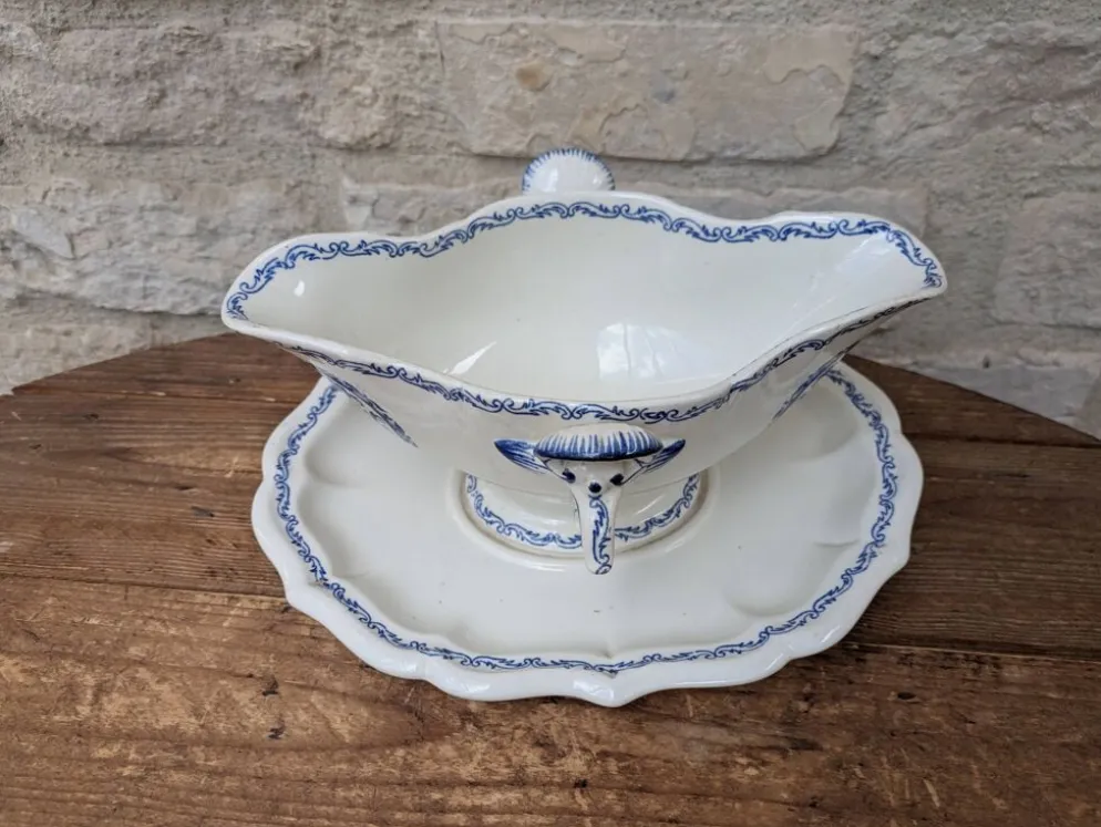 Ancienne saucière sur dormant fixe Gien France modèle Rouen avec arabesques