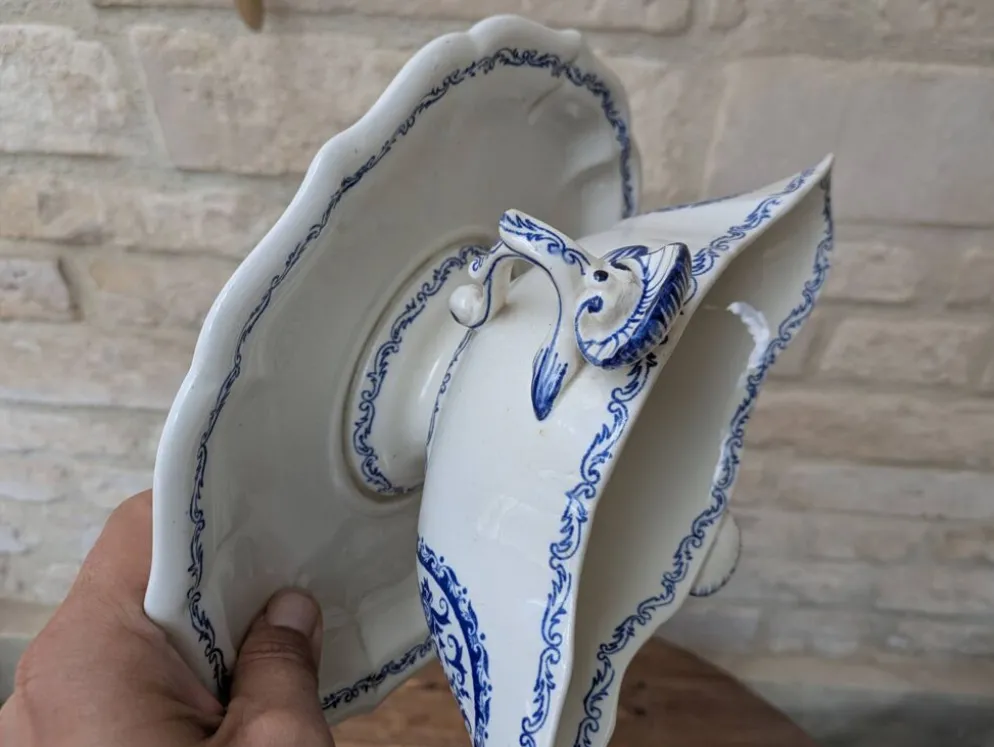 Ancienne saucière sur dormant fixe Gien France modèle Rouen avec arabesques