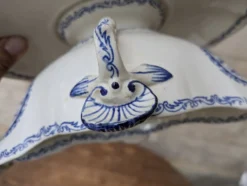 Ancienne saucière sur dormant fixe Gien France modèle Rouen avec arabesques