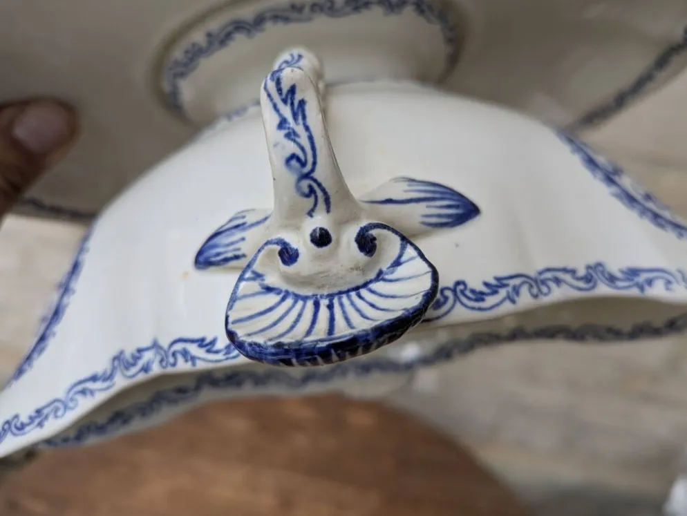 Ancienne saucière sur dormant fixe Gien France modèle Rouen avec arabesques