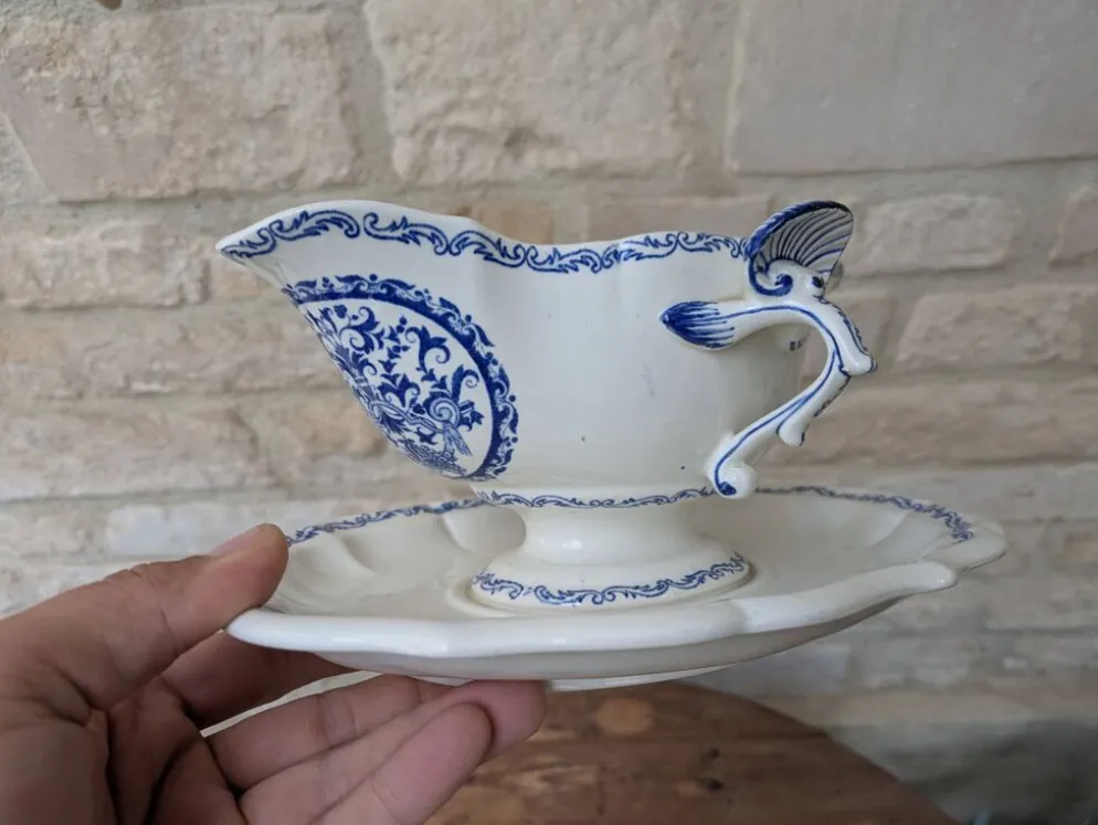 Ancienne saucière sur dormant fixe Gien France modèle Rouen avec arabesques